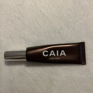 CAIA Cape Town bronzer - Snygg bronzer från CAIA i nyansen Cape Town. Kommer i en praktisk tub med silverfärgat lock. Perfekt för en jämn och naturlig look.