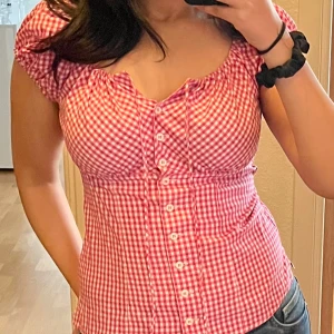 Rutig rosa blus - Säljer en super söt rosa och vit rutig blus med korta ärmar och knappar framtill. Storlek S/36 💖