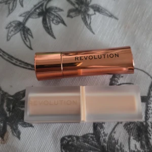 Läppstift från Revolution - Två läppstift från Revolution i nyanser av nude chauffeur den är oanvänd, säljer pga den är inte min nyans.