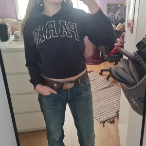 Mörkblå hoodie - Säljer nu en mörkblå hoodie från h&m. Den är storlek XXS. Pris kan diskuteras. Skriv om ni har några frågor ❤️