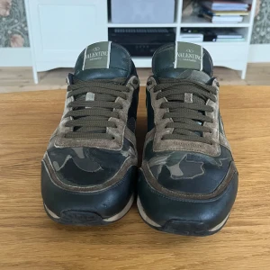 Valentino rockrunners - Ett par kamouflage gröna rockrunners i storlek 42 som 43. De är köpta på securo fashion och kvitto samt äkthets verifiering finns. Tyvär medföljer varken karton eller dus bag. Hör gärna av er vid intresse! 