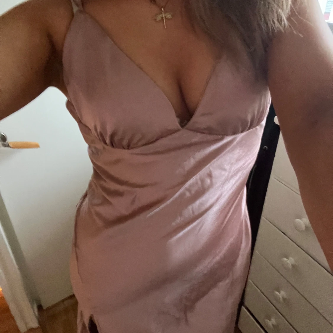 Ljusrosa satin balklänning med slits - 3