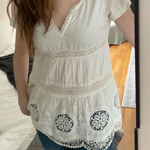 Vit blus från Odd Molly - Säljer denna supersöta vita blusen från Odd Molly med spetsdetaljer och broderade mönster. Toppen är köpt här på plick, men är i fint skick! Perfekt till sommaren, passar till så mycket! Är i storlek 0, skulle säga att den passar XS-M Hör av er om frågor💕
