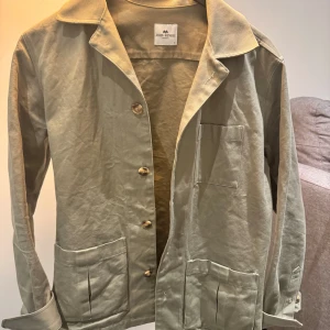 Olivgrön overshirt från John Henric - Säljer en stilren olivgrön overshirt från John Henric. 