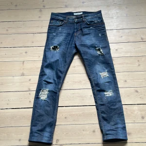 Blå jeans med slitningar från Just Junkies - Snygga blå jeans från Just Junkies med coola slitningar på framsidan och bakfickorna. Väldigt bra skick! Pris ej hugget i sten. Skriv vid minsta lilla intresse! Mvh John💛🤙🤙