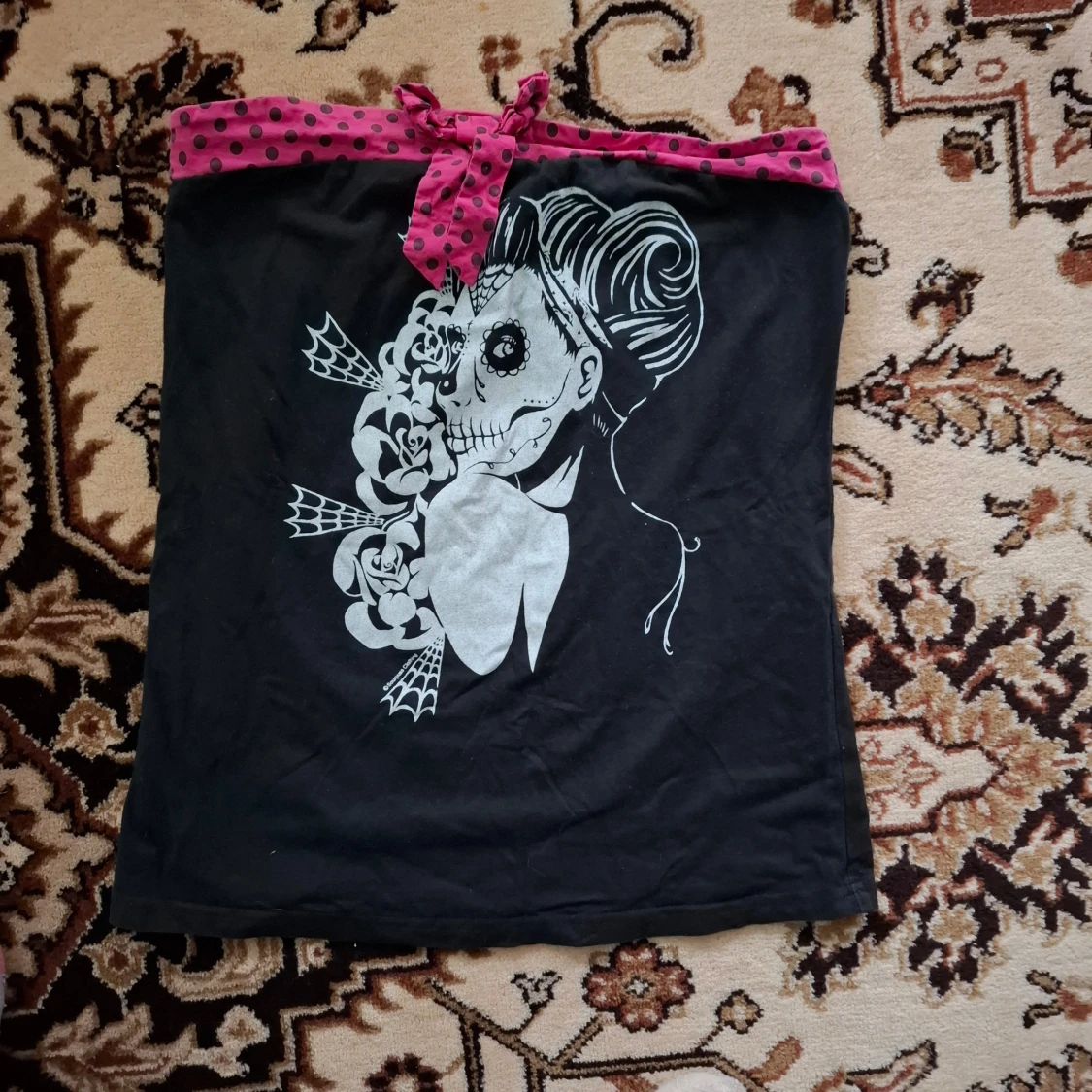 Svart tubtopp med tryck och rosa prickigt band - 1