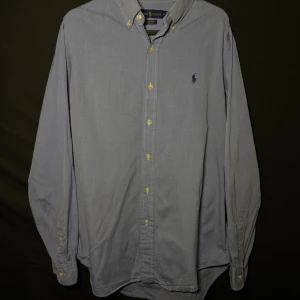 Ralph Lauren skjorta| Ljusblå| Stretch | Stl M - Läs nedan för mer info!😊  Säljer en stilren blå skjorta från Ralph Lauren i 100% bomull. Skjortan har långa ärmar och knappar i en kontrasterande färg. Den är broderad med den klassiska logotypen på bröstet. Perfekt för en snygg och avslappnad stil.  Produktinformation:  ✅ Märke: Ralph Lauren  ✅ Storlek: M  ✅ Färg: Ljusblå ✅ Material: Bomull ✅ Passform: Stretch  ✅ Skick: Mycket bra skick, knappt använd  Frakt och betalning: 📦 Snabb leverans – skickar inom 1-2 dagar📦