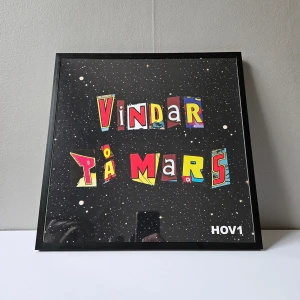 Hov1 - Albumaffisch, 31.5x31.5cm - Hov1 - Kärleksbrev albumaffisch, 31.5x31.5cm  Helt ny - Passar bra i IKEAs tavelram Lomviken!  Skickas i papprulle - Ramen ingår inte!