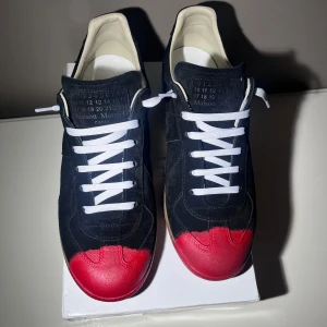 Maison Margiela GATs - Intressekoll på mina unika GATs size 44 från 2022 kollektionen. Allt og följer med. Dom har använts men är i bra skick. Osäker om jag ska sälja så tryck inte köp nu!
