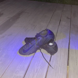 Nike mercurial vapor 16, Shadow - Säljer ett par svarta fotbollsskor från Nike med snörning och dobbar för optimalt grepp på planen. Skorna har en stilren design med diskreta detaljer och är perfekta för fotbollsspelare som vill ha både stil och funktion. Nypris är 3299 kr, jag säljer dem nu för 599 kr storlek 44. Orginal box och påse följer med köpet, priset kan diskuteras. 