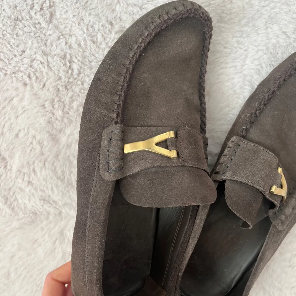Snygga bruna loafers i mocka . Kengät.