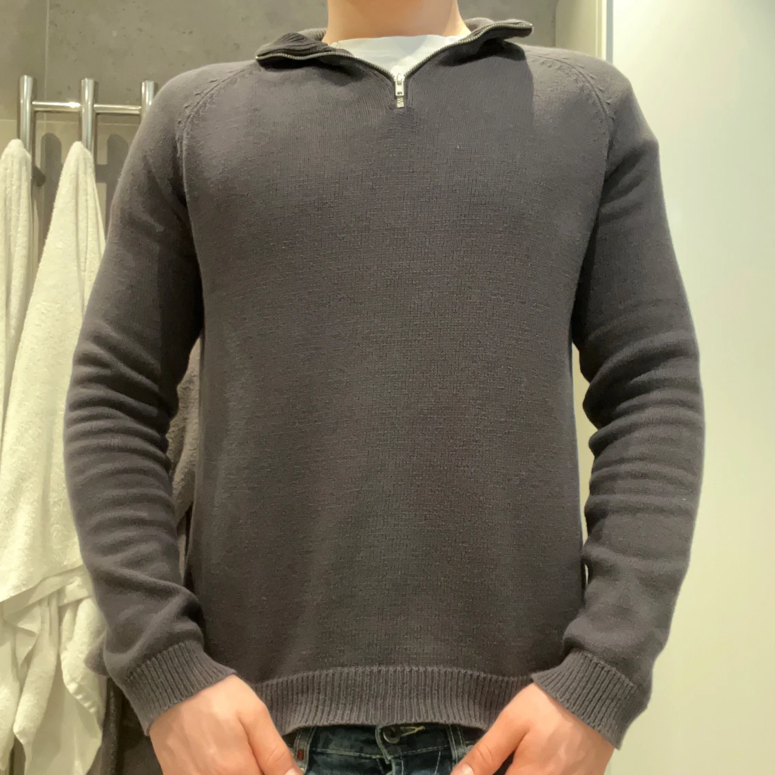 Grå stickad tröja med dragkedja