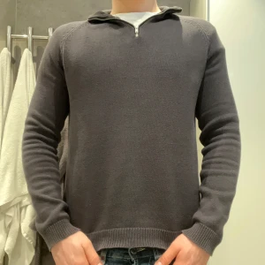 Grå stickad tröja med dragkedja - Säljer en stilren grå stickad tröja med dragkedja vid halsen från asos. Tröjan har långa ärmar och storleken är S. Hör av dig vid frågor🌟