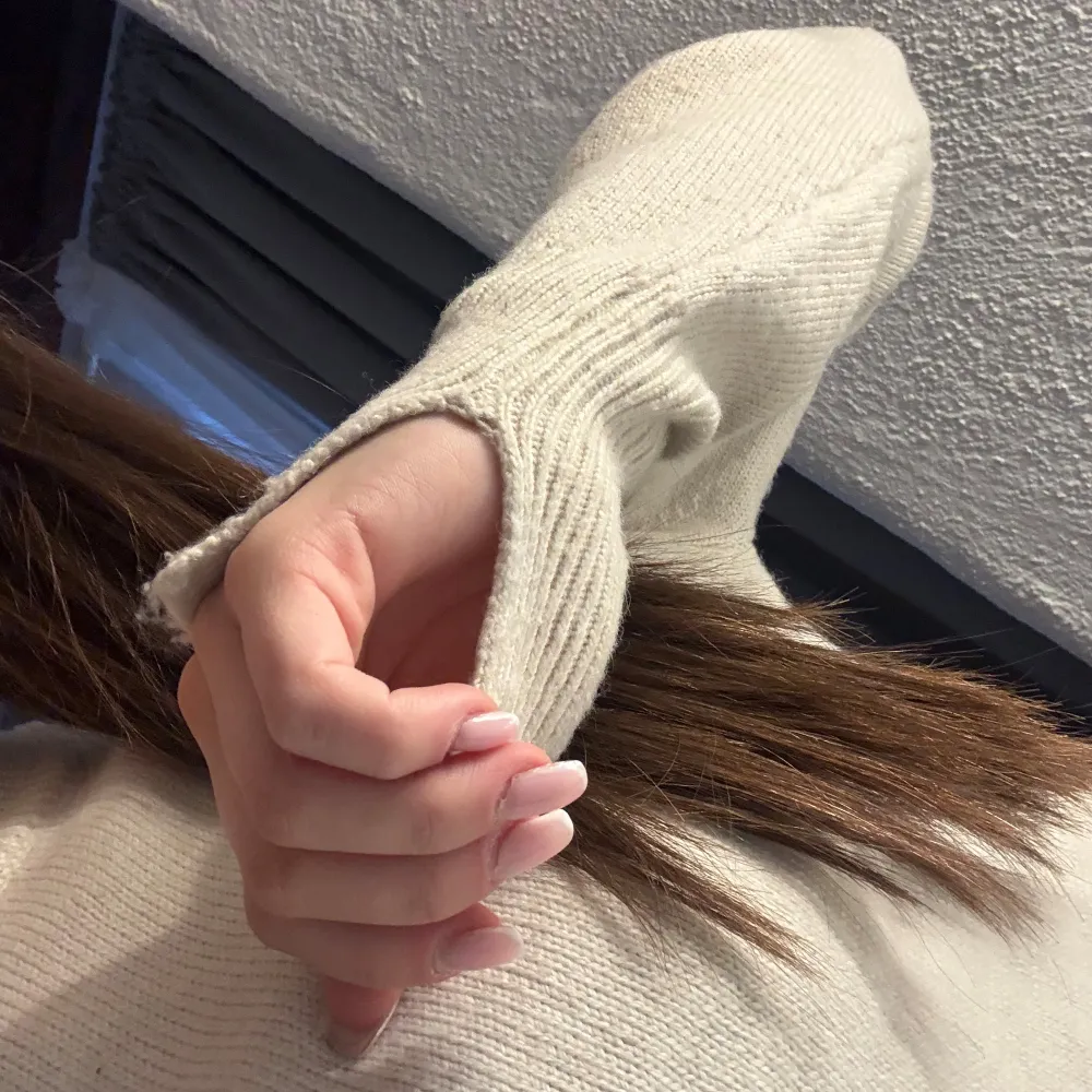 Säljer en mysig beige stickad tröja med långa ärmar. Perfekt för kyligare dagar och har en enkel, stilren design. Passar bra till både jeans och leggings.. Neuletakit & Villapaidat.