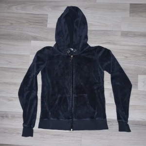 Svart hoodie med dragkedja - Säljer en svart hoodie i velour med dragkedja och huva. Tröjan har långa ärmar och en mjuk, bekväm känsla. Perfekt för en avslappnad stil. 🖤