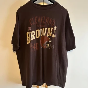 Vintage T-shirt - Vintage T-shirt i bra skick. Modell på bilden är 186cm