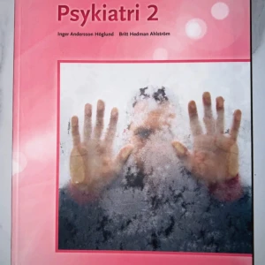 Psykiatri 2 - Lärobok i psykiatri med fokus på fördjupade kunskaper inom ämnet. Boken har en rosa framsida med en bild av en person bakom en immig glasruta. Författare är Inger Andersson Höglund och Britt Hedman Ahlström.