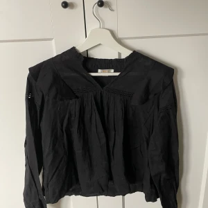 Blus - Säljer min svarta blur från Gina Tricot i storlek 158/164. Blusen är använd få gånger och är i mycket bra skick💕