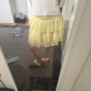 Gul volangkjol - Super söt gul sommar/vår  kjol från Vero Moda storlek m. Verkligen så fin, Den har en elastisk midja för bekväm passform.