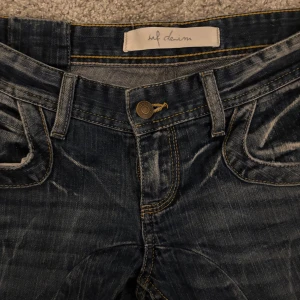 Lågmidjade jeans  - Snygga mörkblåa super lågmidjade jeans. Står ingen storlek men passar mig som har storlek 36! Snygg modell med sömmar!😍😍