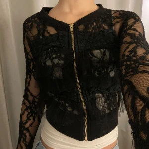 Navy spetstopp  - Snygg spetstopp från navy, ryggen är som i armarna, skriv vid frågor💕