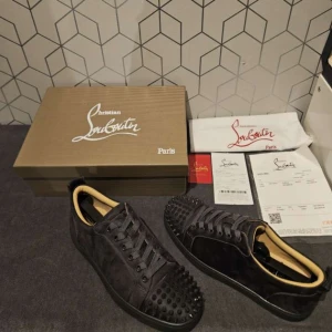 Gråa Louboutins - Snygga gråa sneakers från Christian Louboutin i mocka med nitar || Storlek 41 || allt på bilden medföljer || pris går att diskuteras 