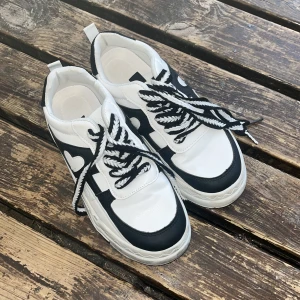 Svartvita sneakers med hjärtdetaljer - Jag säljer min skor ”använda ändast en gång” på grund av att den är för liten. Storleken är 39 men känns som 37.