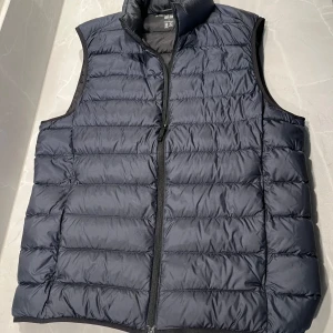 Uniqlo väst  -  Säljer nu en sjukt snygg blå väst från uniqlo I storleken S Bara Att höra av er vid frågor eller funderingar. MVH Viggo