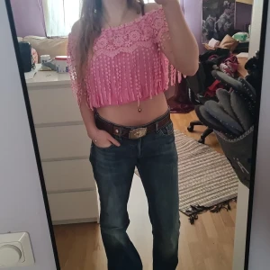 Rosa topp - Säljer nu denna rosa top. Vet inte storleken men skulle gissa runt S-M. Pris kan diskuteras! Skriv om ni har några frågor🪻🌟