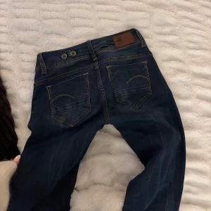 Mörkblå bootcut jeans - Snygga mörkblå bootcut jeans i fint skick