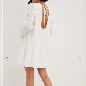 Studentklänning  - Super fin klänning från NA-KD! Helt ny med prislapp kvar. Perfekt till studenten eller sommaren! Nypris på hemsidan 799kr där den är helt slutsåld