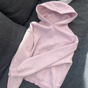 rosa gina tricot hoodie  - så fin och mysig rosa hoodie från gina, inte använd så mycket så jätte fint skick! stl xs sitter lite oversize 💗💗