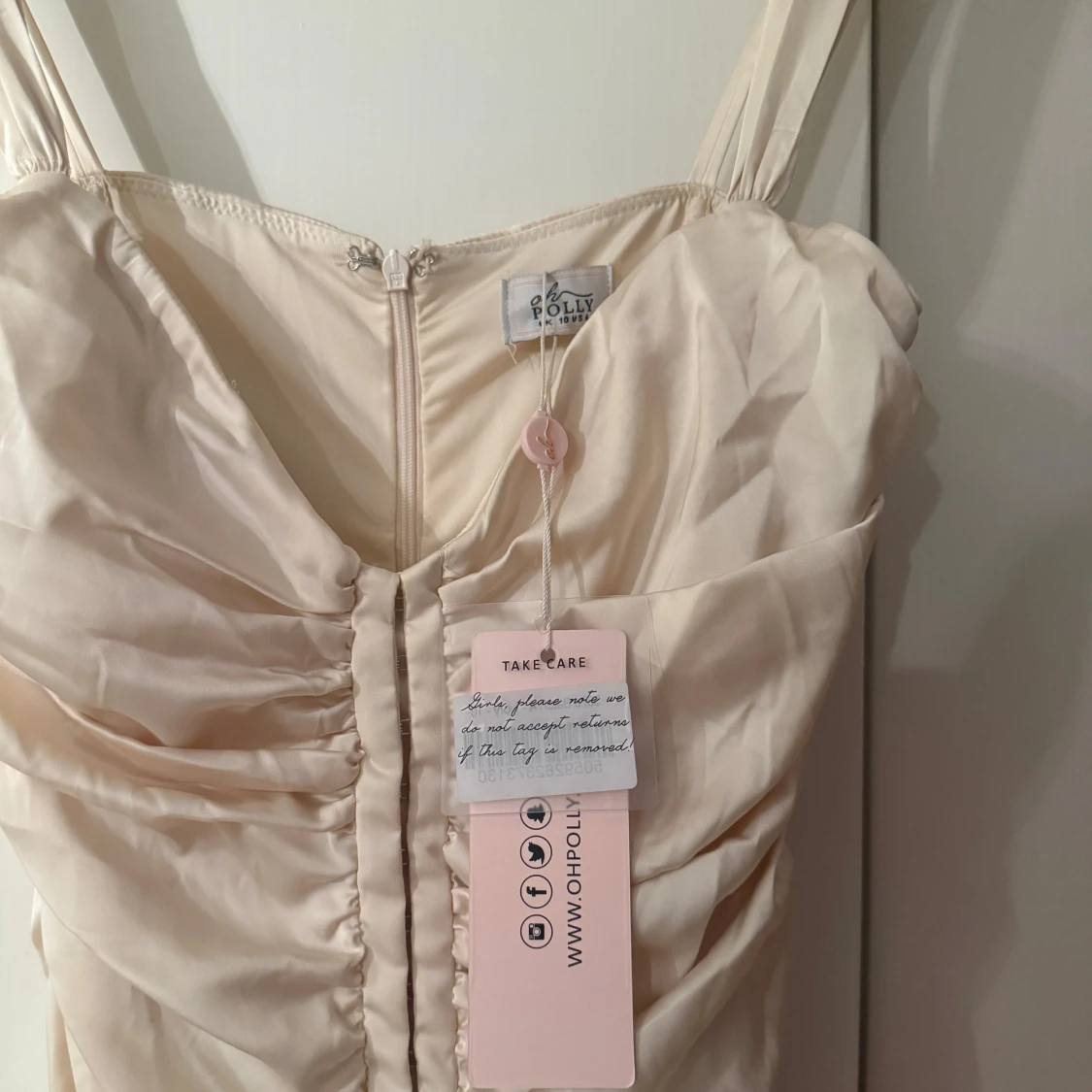 Champagnefärgad klänning från Oh Polly