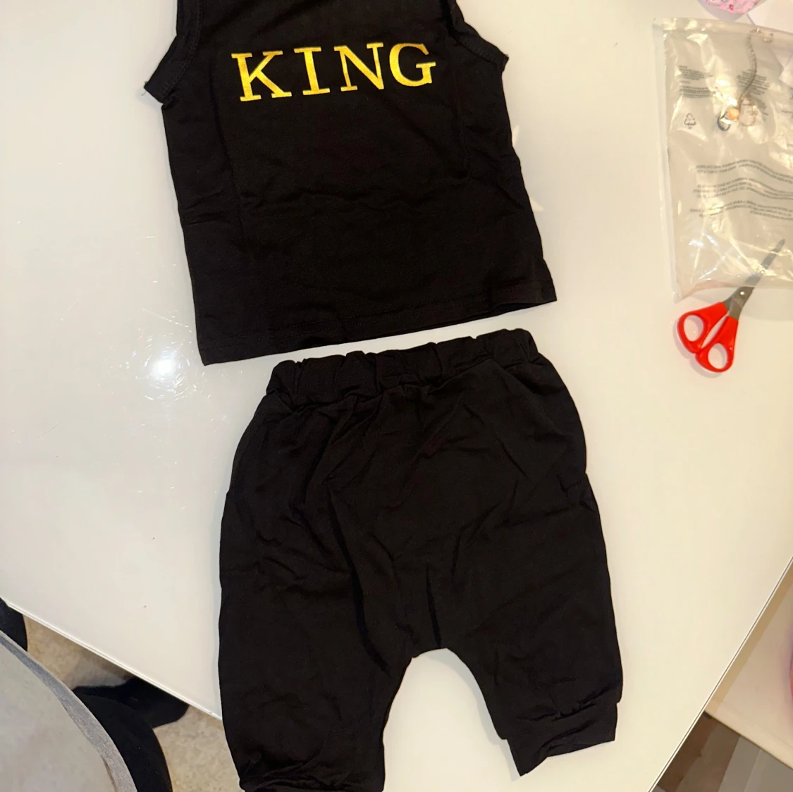 Svart ärmlös huvtröja med texten 'KING' - 1