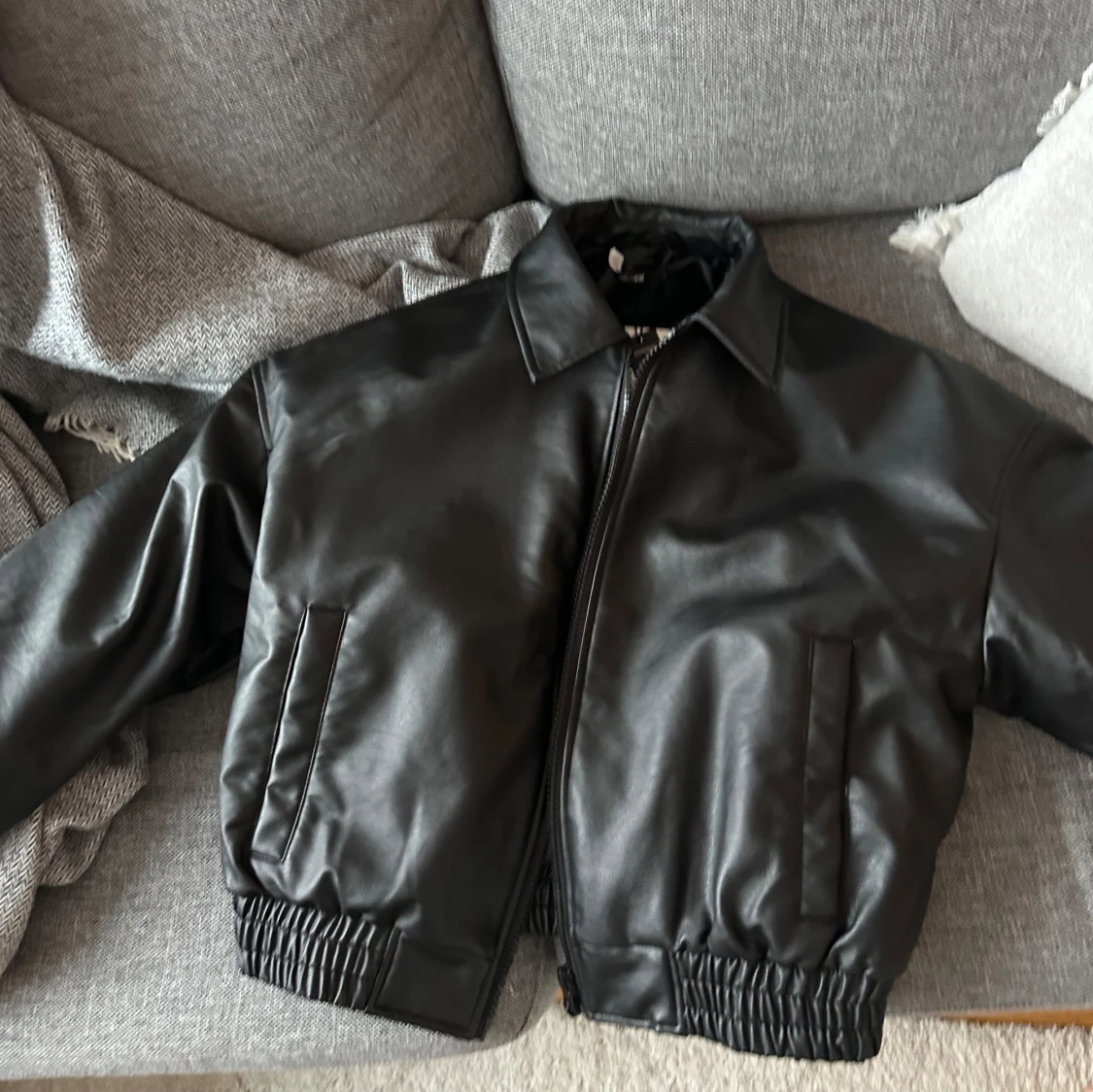 Svart skinnjacka från BikBok