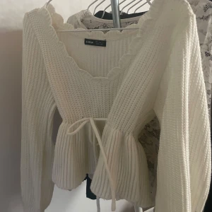Vit stickad tröja från Shein - Superfin vit stickad tröja från Shein med volangdetaljer och knytband i midjan, jättesöt