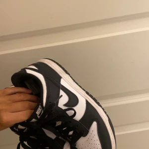 Nike Dunk i svart och vitt - Snygga Nike Dunk sneakers i klassisk svart och vit, använt en del men blivit för små storlek 37,5