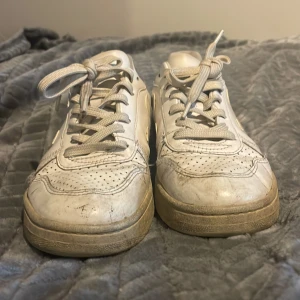 Vita sneakers från Veja - Säljer ett par vita sneakers från Veja med klassisk design och snörning. Skorna har en perforerad ovandel och märkets logga synlig på hälen. Perfekta för en stilren look. Jag säljer dom då dom inte kommer till användning längre. Jag  kommer såklart att göra rent dom så gott jag kan innan dom skickas❤️
