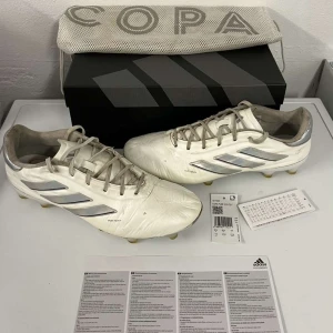 Aridas fotbollsskor - Säljer ett par adidas copa i hösta modellen. Inköpspris över 3000kr och använda mindre än en halv säsong. Vid minsta fundering så är det bara att höra av sig!