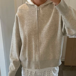 Grå Sandro hoodie - Fin grå zip hoodie från Sandro. Nästan oanvänd. Storlek S/M