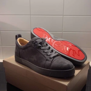 Gråa Louboutins  - Gråa Louboutins som är helt nya och oanvända. Pris kan diskuteras vid snabb affär. Hör av dig vid frågor!