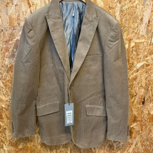 Beige kavaj från Selected - Snygg beige kavaj från Selected i manchestertyg. Kostar egentligen 900 kr men passade inte