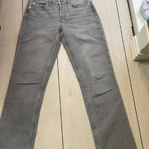 Jeans - Icon jeans från Lager157, orginalpris 400 men säljer för 199. Storlek xs och är inte lika baggy i verkligheten osm på bilden. Superfina!