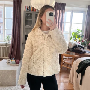 Vit pälsjacka - Säljer en fluffig och mysig vit pälsjacka med långa ärmar.  