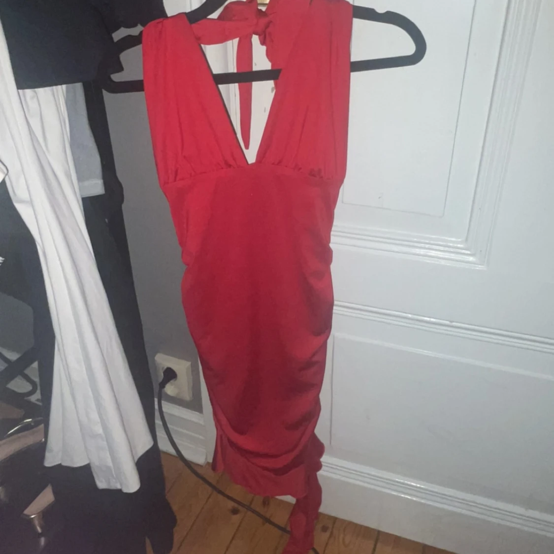 Tre klänningar i rosa, röd och gul - 1