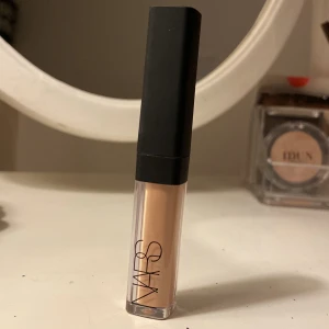 Mini NARS concealer  - Helt oanvänd mini concealer från NARS💕Den är i färgen Honey och innehåller 1.4 ml