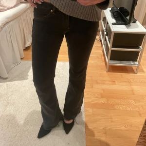 Svarta bootcut jeans - Snygga svartgråa bootcut jeans med låg midja. Storlek 36 från hm! Avklippta på passar mig som är 165