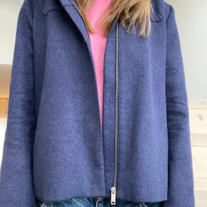Jacka från COS - Så fin jacka från COS. Mycket bra skick, som ny. Passar XS/S/M! Priset kan diskuteras😊