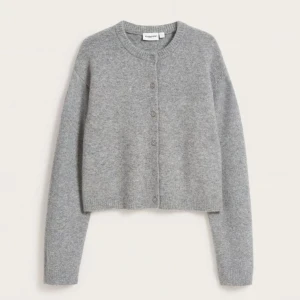 Grå stickad kofta från Kappahl - Grå stickad kofta från Kappahl, storlek S. Endast använd fåtal gånger, inga defekter bara lite nopprig. 