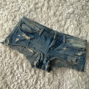Blå jeansshorts med slitningar - Säljer dessa skit snygga jeans short i xs då de är för små för mig nu❤️ perfekt för sommaren oxh jätte fint skick